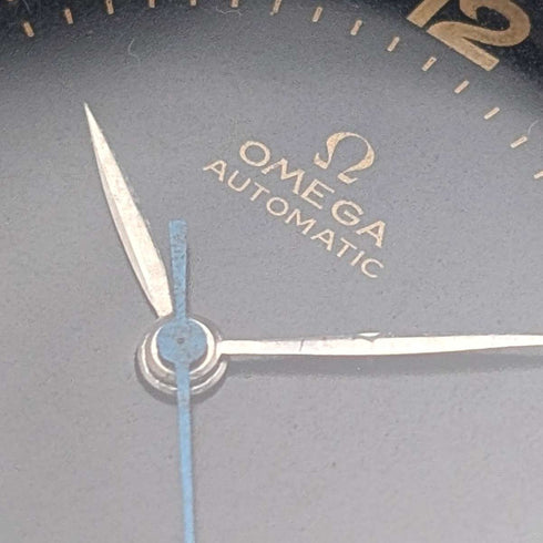 Reloj de pulsera para caballero Omega de 1945, ref. 2421/1, movimiento automático Cal. 28.10RA, esfera negra, caja de acero de 35 mm, en buen estado de funcionamiento.