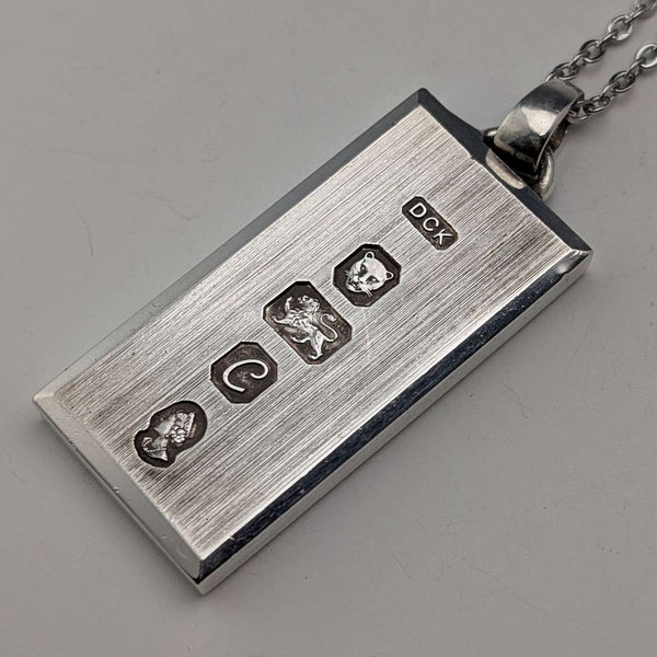 Colgante de lingote conmemorativo del Jubileo de plata esterlina, Reino Unido 1977, 35g, con collar