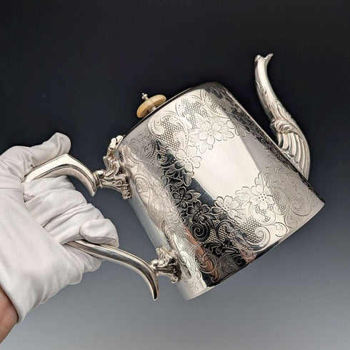 Tetera de plata chapada, antigüedad inglesa de alrededor de 1900, de John Henry Potter