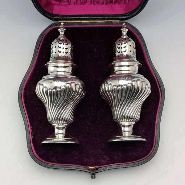 Par de espolvoreadores de azúcar de plata esterlina, antigüedades británicas de 1892, 145g en total, posiblemente de Sibray Hall & Co, en estuche.