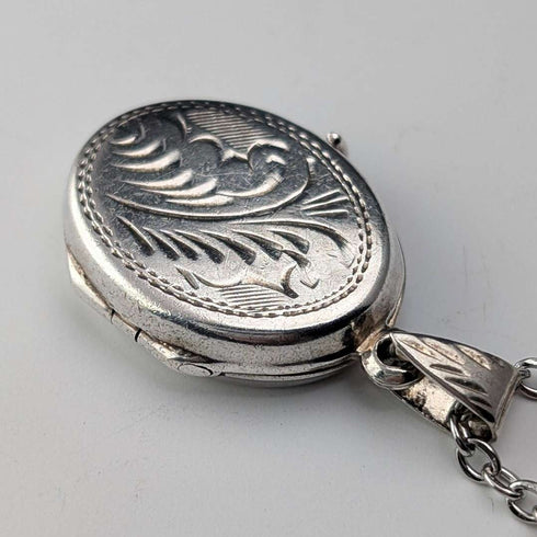 Colgante guardapelo vintage de plata pura con forma ovalada, 2.7g, con collar