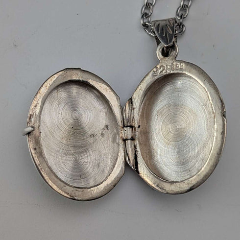 Colgante guardapelo vintage de plata pura con forma ovalada, 2.7g, con collar