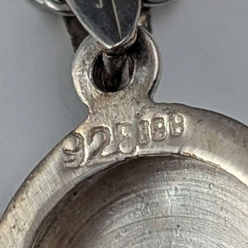 Colgante guardapelo vintage de plata pura con forma ovalada, 2.7g, con collar