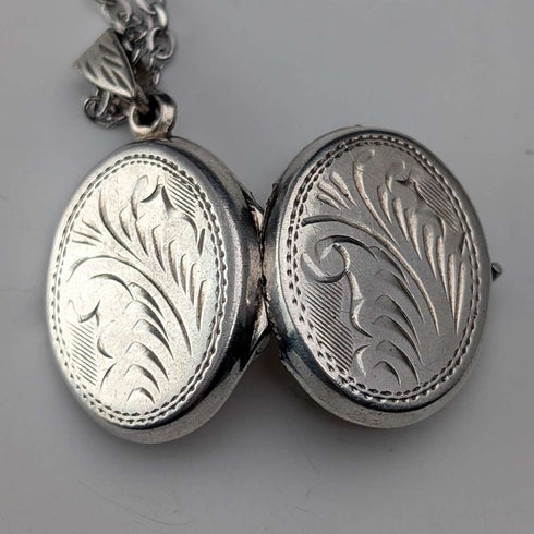 Colgante guardapelo vintage de plata pura con forma ovalada, 2.7g, con collar