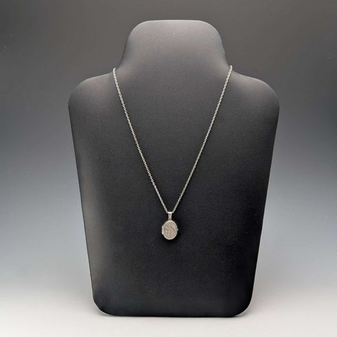 Colgante guardapelo vintage de plata pura con forma ovalada, 2.7g, con collar