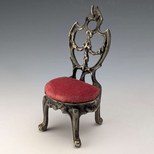 Soporte para reloj de bolsillo de latón en forma de silla, años 20, asiento rojo