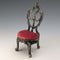 Soporte para reloj de bolsillo de latón en forma de silla, años 20, asiento rojo