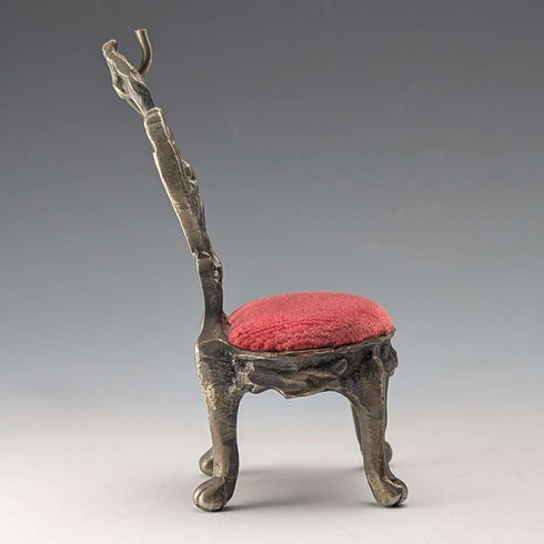 Soporte para reloj de bolsillo de latón en forma de silla, años 20, asiento rojo