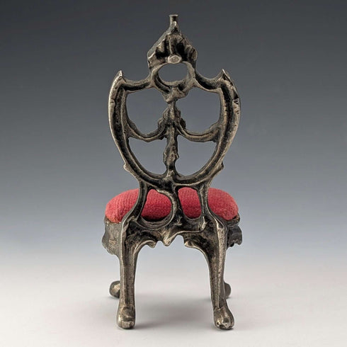 Soporte para reloj de bolsillo de latón en forma de silla, años 20, asiento rojo