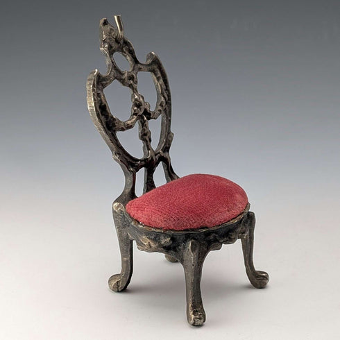 Soporte para reloj de bolsillo de latón en forma de silla, años 20, asiento rojo