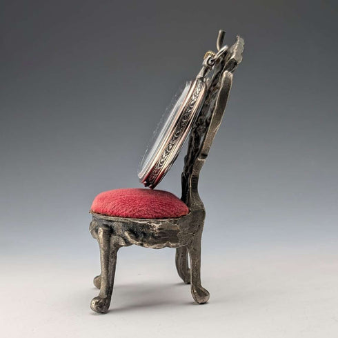 Soporte para reloj de bolsillo de latón en forma de silla, años 20, asiento rojo