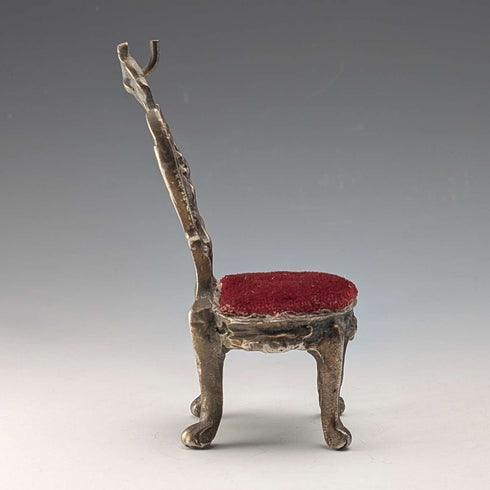 Soporte para reloj de bolsillo de los años 20 en forma de silla de latón con asiento rojo oscuro