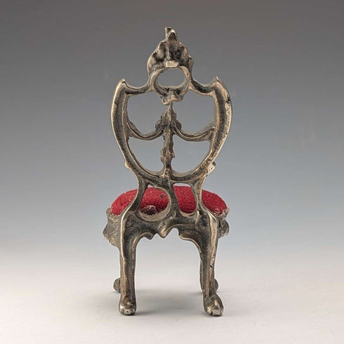 Soporte para reloj de bolsillo de los años 20 en forma de silla de latón con asiento rojo oscuro