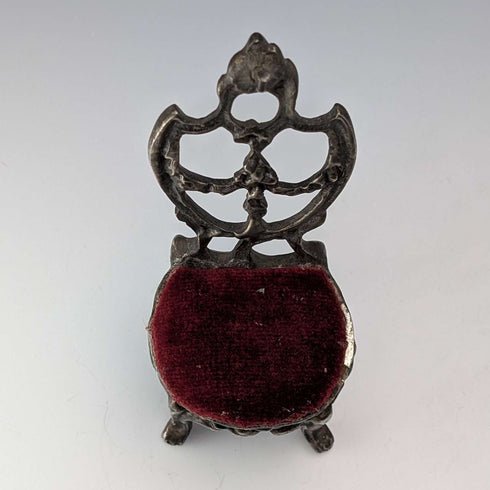 Soporte para reloj de bolsillo de los años 20 en forma de silla de latón con asiento rojo oscuro