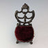 Soporte para reloj de bolsillo de los años 20 en forma de silla de latón con asiento rojo oscuro