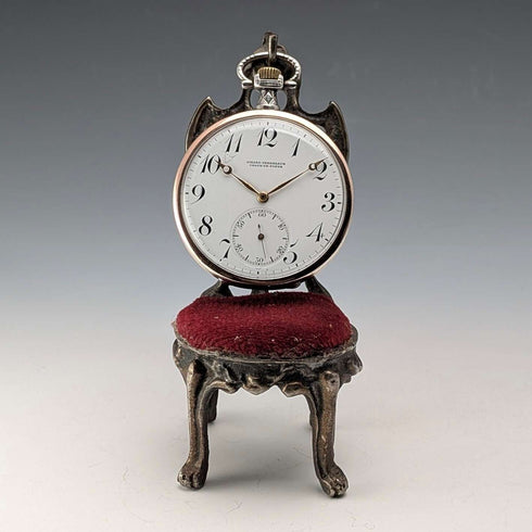 Soporte para reloj de bolsillo de los años 20 en forma de silla de latón con asiento rojo oscuro