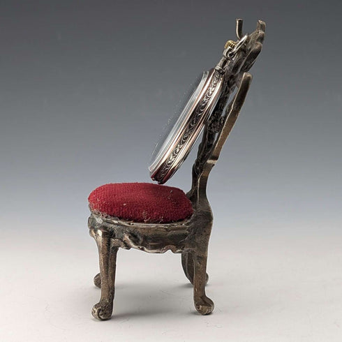 Soporte para reloj de bolsillo de los años 20 en forma de silla de latón con asiento rojo oscuro