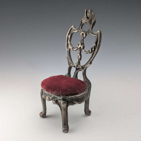 Soporte para reloj de bolsillo de los años 20 en forma de silla de latón con asiento rojo oscuro