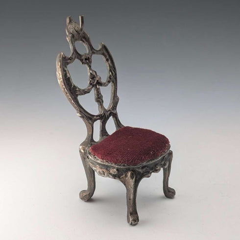 Soporte para reloj de bolsillo de los años 20 en forma de silla de latón con asiento rojo oscuro