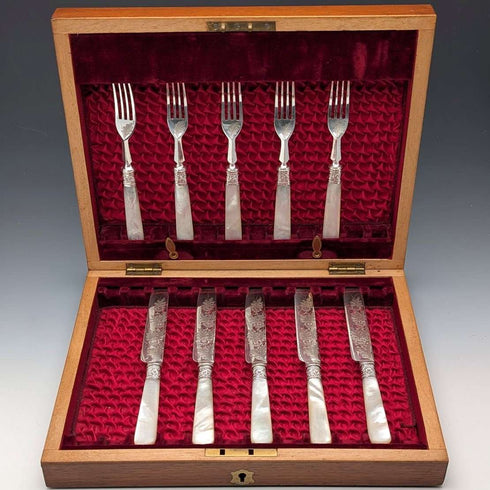Alrededor de 1881, cubiertos de postre antiguos ingleses con mango de nácar, 5 pares en caja de madera, LEE&WIGFULL