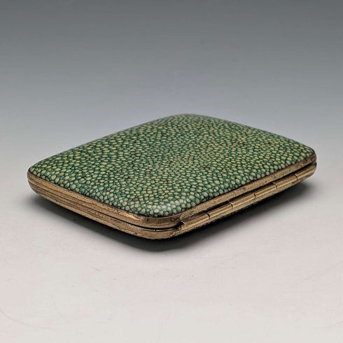Estuche para cigarrillos vintage chapado en oro con acabado tipo galuchat verde
