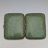 Estuche para cigarrillos vintage chapado en oro con acabado tipo galuchat verde