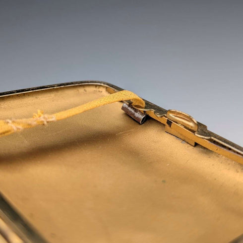 Estuche para cigarrillos vintage chapado en oro con acabado tipo galuchat verde