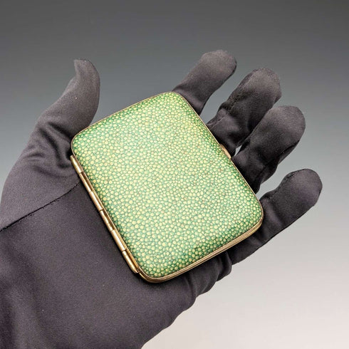 Estuche para cigarrillos vintage chapado en oro con acabado tipo galuchat verde