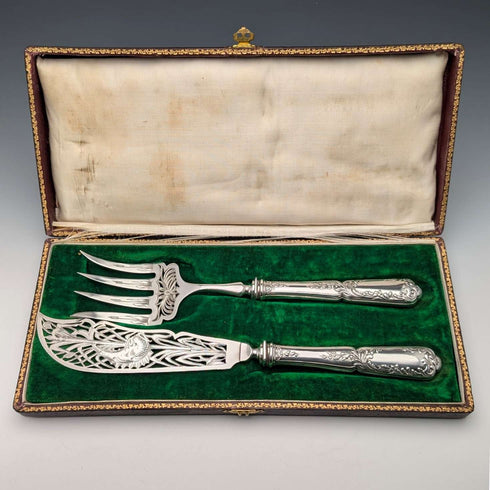 Hacia 1900, juego de servidores de pescado de plata chapada, estilo antiguo francés, en estuche, SFAM