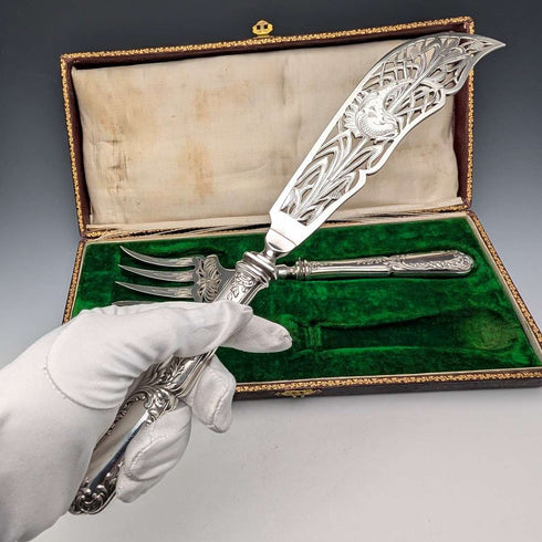 Hacia 1900, juego de servidores de pescado de plata chapada, estilo antiguo francés, en estuche, SFAM