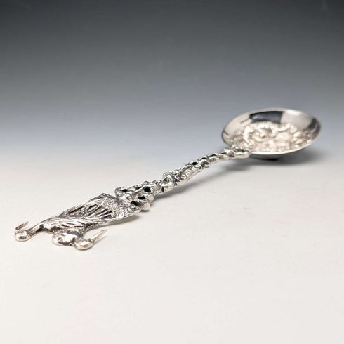 Cuchara grande de plata esterlina antigua británica de 1904 con decoración en relieve, Samuel Boyce