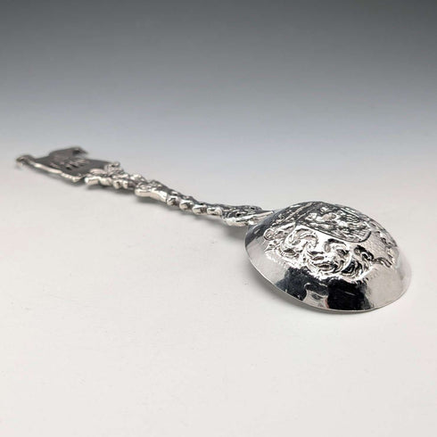 Cuchara grande de plata esterlina antigua británica de 1904 con decoración en relieve, Samuel Boyce