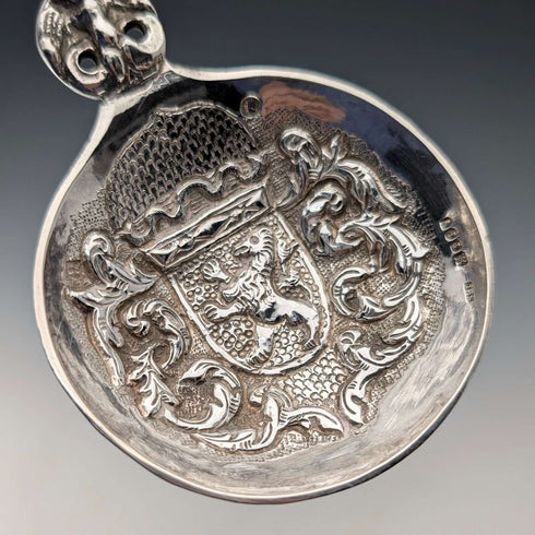 Cuchara grande de plata esterlina antigua británica de 1904 con decoración en relieve, Samuel Boyce