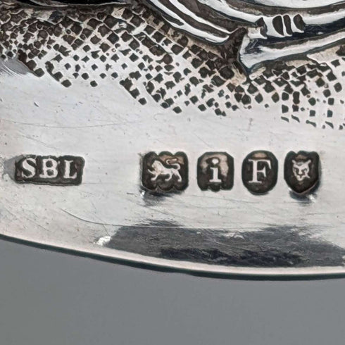 Cuchara grande de plata esterlina antigua británica de 1904 con decoración en relieve, Samuel Boyce