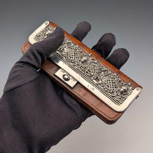 Monedero pequeño de cuero con adornos de plata de ley, antiguedad británica de alrededor de 1900, Edward Langridge