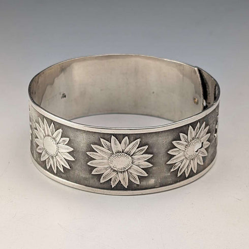 1945 British vintage sterling silver flower decorated bracelet 50g Joseph Smith