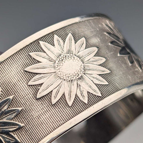 1945 British vintage sterling silver flower decorated bracelet 50g Joseph Smith