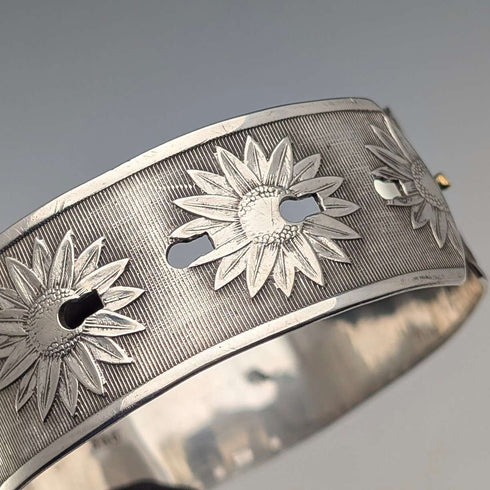 1945 British vintage sterling silver flower decorated bracelet 50g Joseph Smith