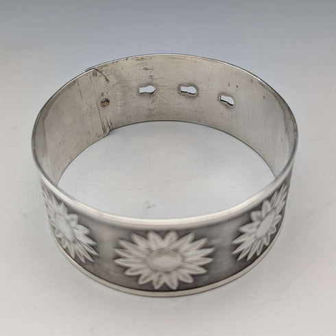 1945 British vintage sterling silver flower decorated bracelet 50g Joseph Smith