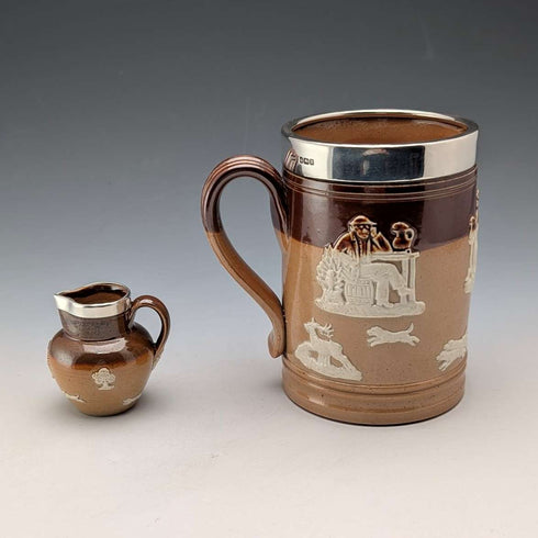 Hacia 1900, antigua jarra de cerámica con decoración de plata de ley y mini jarra para crema, Mappin & Webb, Reino Unido