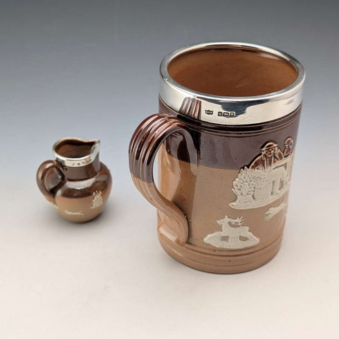 Hacia 1900, antigua jarra de cerámica con decoración de plata de ley y mini jarra para crema, Mappin & Webb, Reino Unido