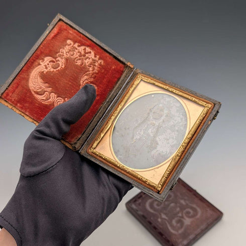 Par de daguerrotipos en estuche de cuero antiguo