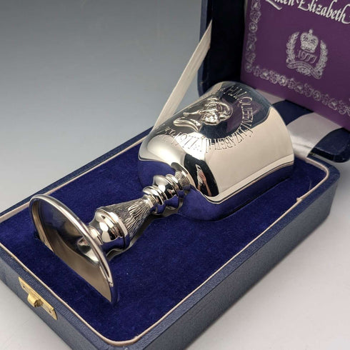 Cáliz de plata pura del Jubileo de Plata de Isabel II de 1977, 142 g, con caja y certificado, en perfecto estado.