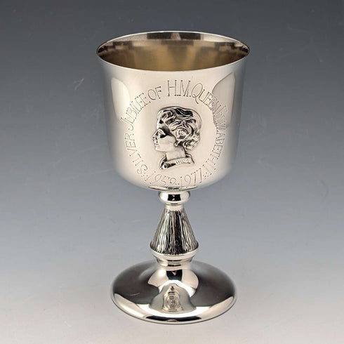Cáliz de plata pura del Jubileo de Plata de Isabel II de 1977, 142 g, con caja y certificado, en perfecto estado.