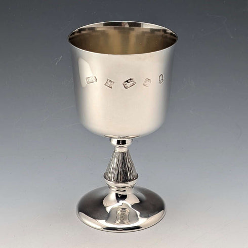 Cáliz de plata pura del Jubileo de Plata de Isabel II de 1977, 142 g, con caja y certificado, en perfecto estado.