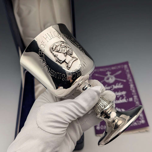 Cáliz de plata pura del Jubileo de Plata de Isabel II de 1977, 142 g, con caja y certificado, en perfecto estado.