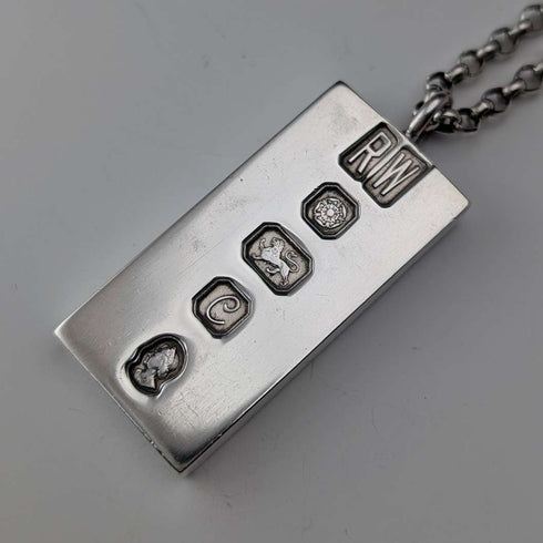 1977 British pure silver jubilee ingot pendant with pure silver necklace, total weight 42g, Ralph Weston