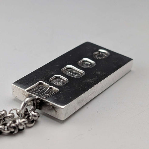 1977 British pure silver jubilee ingot pendant with pure silver necklace, total weight 42g, Ralph Weston
