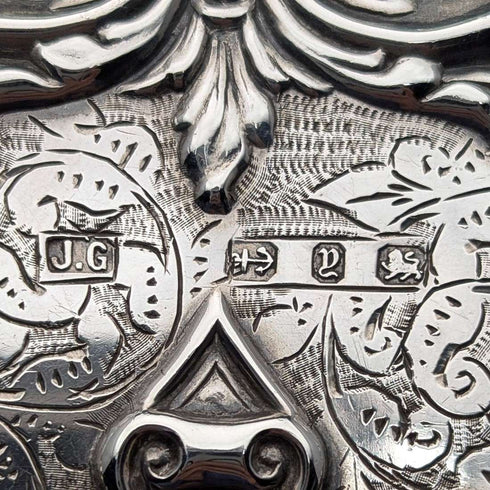 Tarjetero de plata de ley victoriano, 1898, con decoración en relieve, de Joseph Gloster, extra grueso, apertura doble, 127g, en excelente estado.