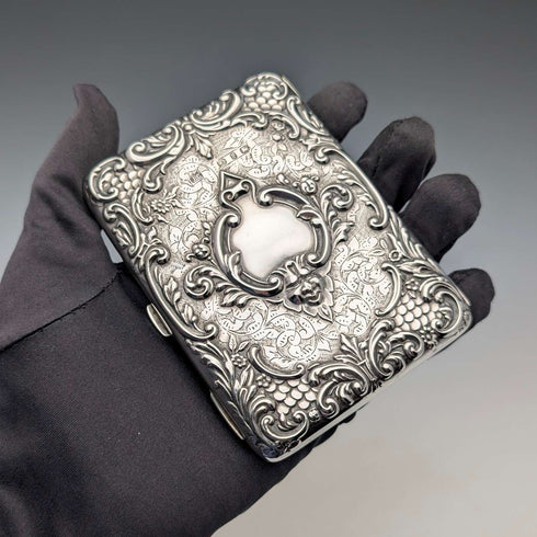 Tarjetero de plata de ley victoriano, 1898, con decoración en relieve, de Joseph Gloster, extra grueso, apertura doble, 127g, en excelente estado.